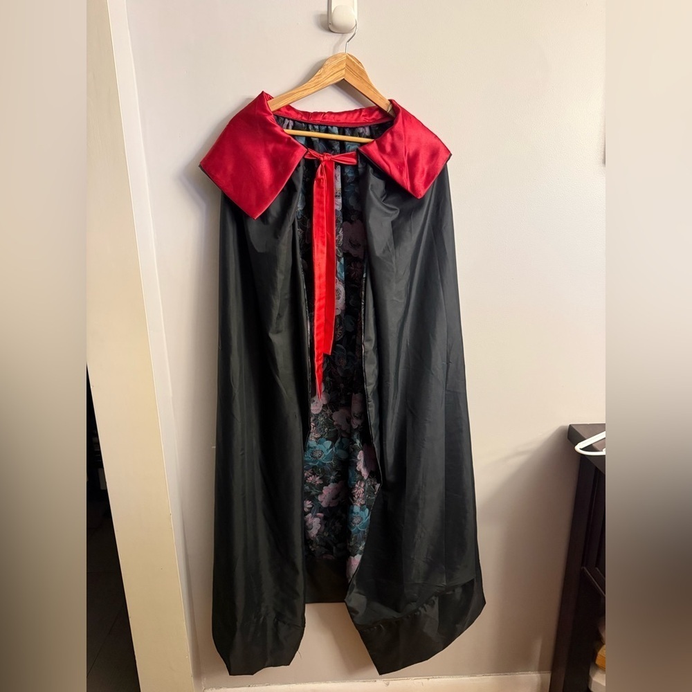Vintage-Style Black & Red Vampire Cape w/ Floral Satin Lining – One Size 🖤